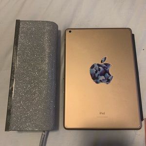 iPad not for sale! Just for defence to show the size of the purse.